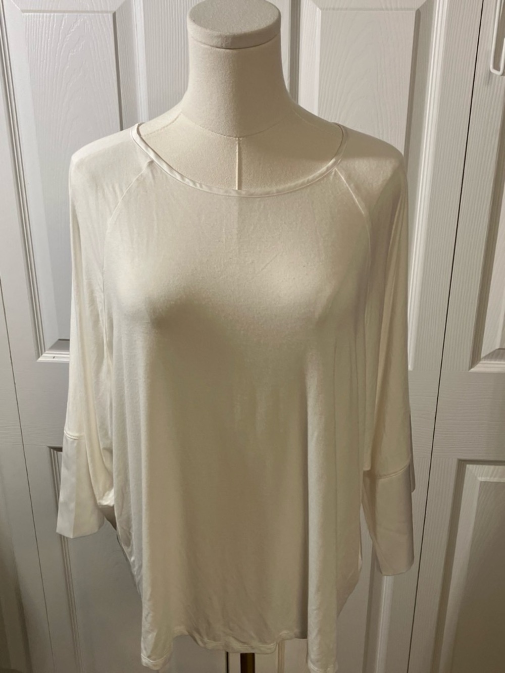 Express Women's White Raglan Sleeve Lightweight Top